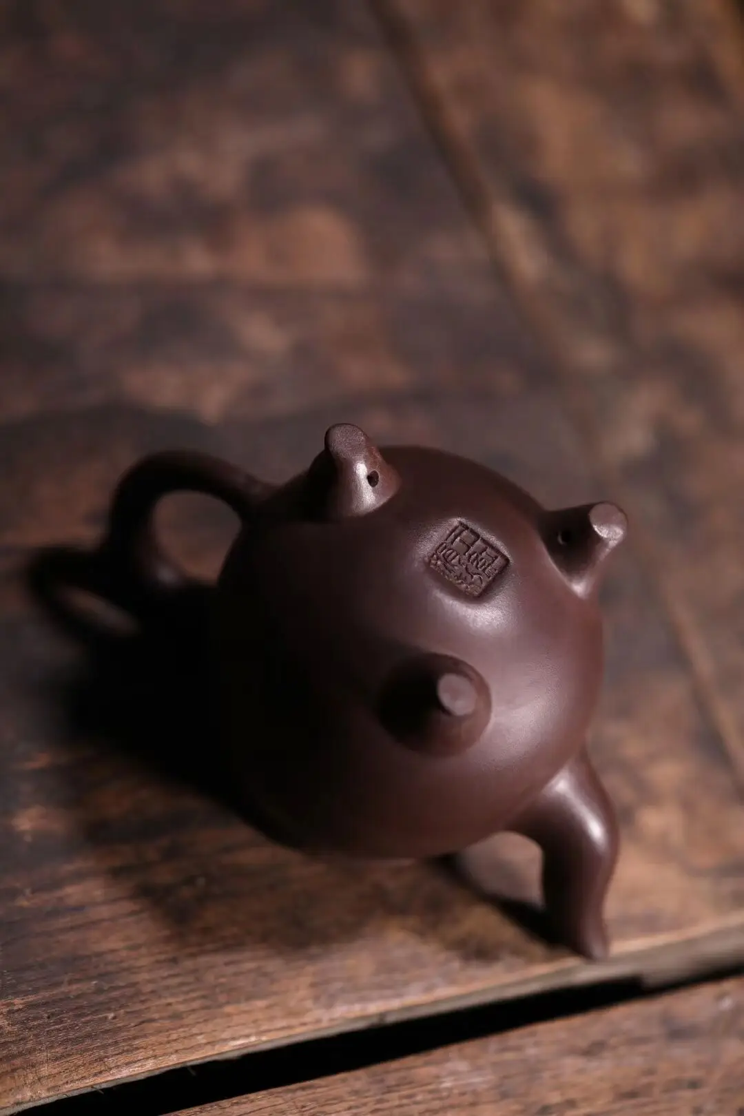 Yixing recommended all hand famous authentic three-legged auspicious pot of ore draw 150 ml Wang Hongjuan purple clay
Yixing recommended all hand famous authentic three-legged auspicious pot of ore draw 150 ml Wang Hongjuan purple clay