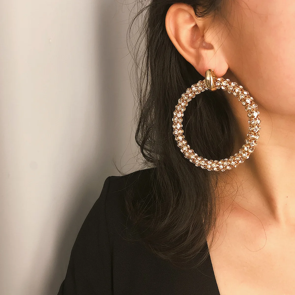 Earrings Fashion Jewelry Snake-shaped Round Chain Diamond Earrings Women Simple Geometric Flashing Diamond Big Circle Earrings
Earrings Fashion Jewelry Snake-shaped Round Chain Diamond Earrings Women Simple Geometric Flashing Diamond Big Circle Earrings