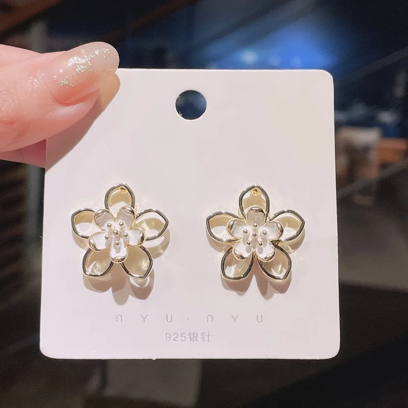 New Korean Fashion Elegant All-match petal Earrings Fresh Small Flower Stud Earrings For Women Golden Lovely Party Gifts
New Korean Fashion Elegant All-match petal Earrings Fresh Small Flower Stud Earrings For Women Golden Lovely Party Gifts