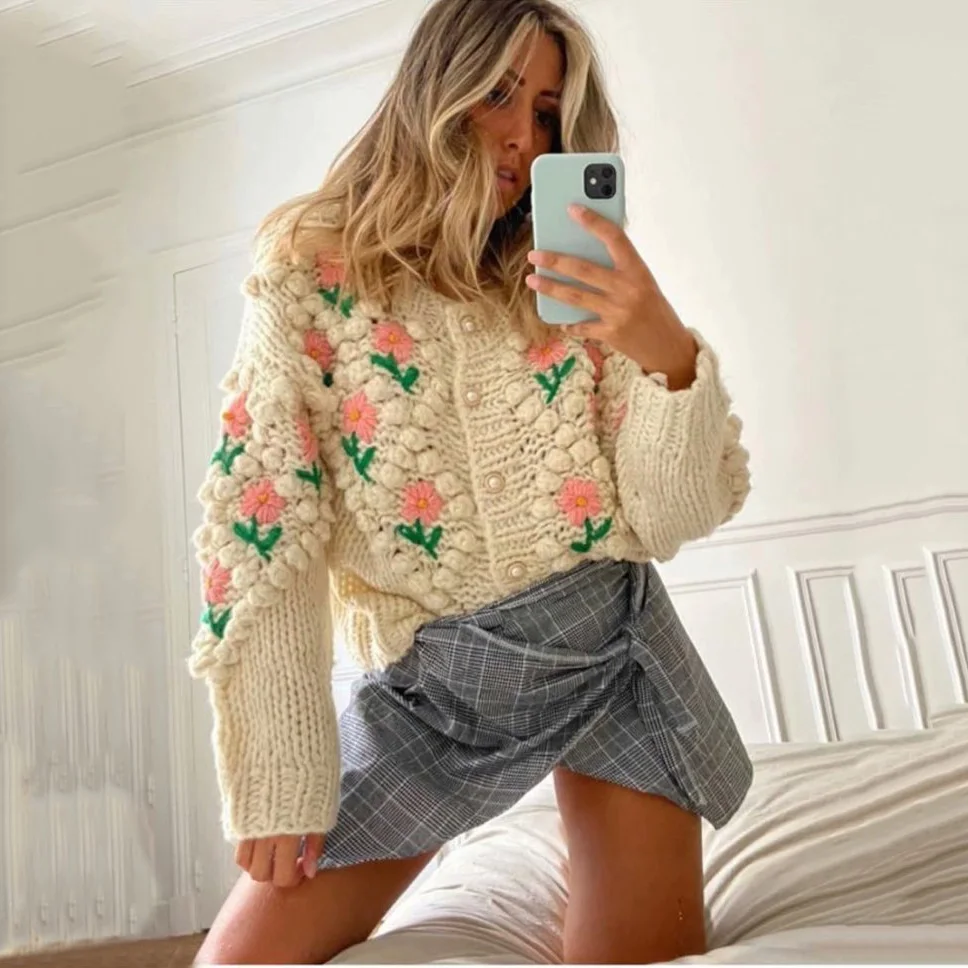 Women Long Sleeve Sweater V Neck Knitted Pullover Embroidered Winter Autumn Loose Button Top Sweaters Fashion Elegant Outfit
Women Long Sleeve Sweater V Neck Knitted Pullover Embroidered Winter Autumn Loose Button Top Sweaters Fashion Elegant Outfit