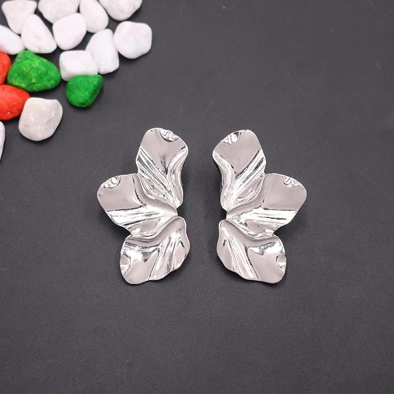 European Exaggerated Metal Earrings For Women Irregular Wrinkled Flower Leaf Shape Metal Stud Earrings Female Punk Jewelry
European Exaggerated Metal Earrings For Women Irregular Wrinkled Flower Leaf Shape Metal Stud Earrings Female Punk Jewelry