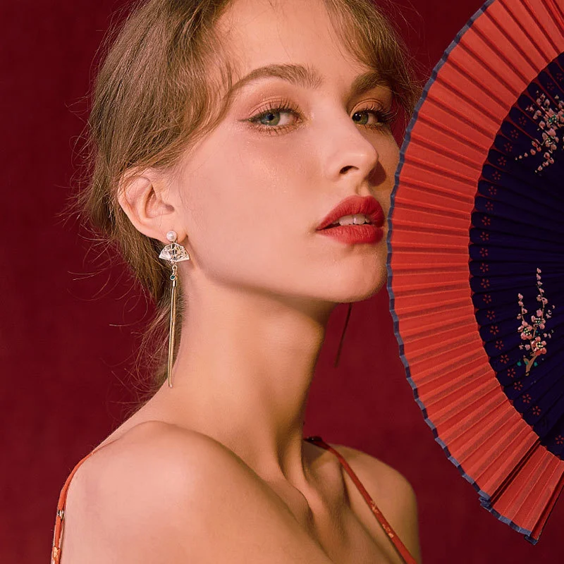 Chinese Style The New Listing Needle Fan-shaped Female Personality Temperament Long Tassel Earrings Show Face
Chinese Style The New Listing Needle Fan-shaped Female Personality Temperament Long Tassel Earrings Show Face