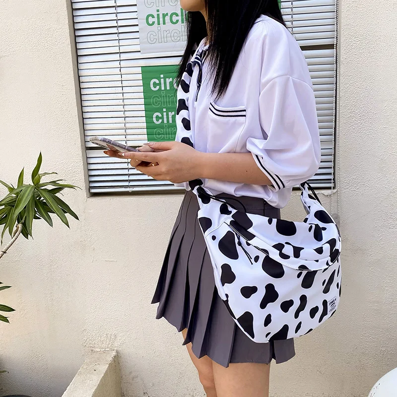 French niche dumpling bag female summer 2021 new wave high-end sense of summer all-match French messenger underarm bag 
French niche dumpling bag female summer 2021 new wave high-end sense of summer all-match French messenger underarm bag