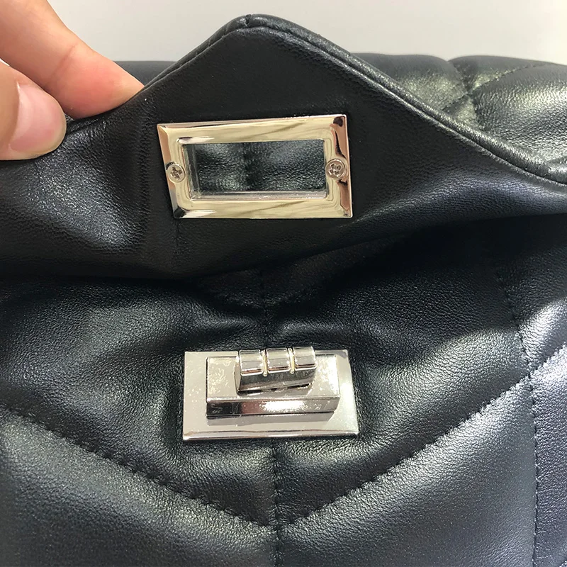 Solid color lock clasp diamond pattern leather sheepskin metal chain shoulder bag ladies new fashion all-match messenger bag
Solid color lock clasp diamond pattern leather sheepskin metal chain shoulder bag ladies new fashion all-match messenger bag