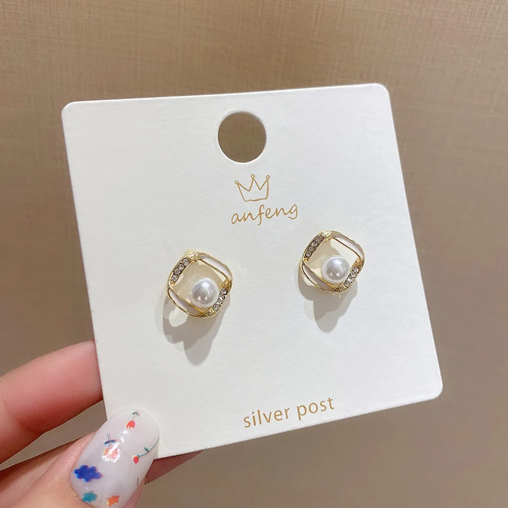 2020 Fashion Small Pearl rhinestone earrings for women Korean fragrance temperament earring Accessories baroque earing jewelry
2020 Fashion Small Pearl rhinestone earrings for women Korean fragrance temperament earring Accessories baroque earing jewelry