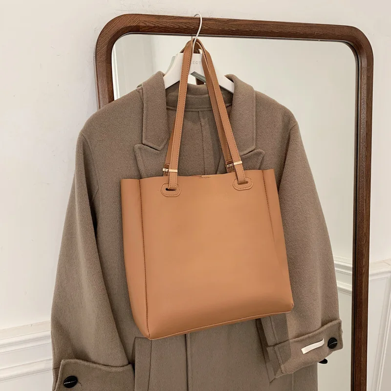 Большая вместительная женская сумка, новая простая повседневная сумка через плечо, Студенческая сумка класса, Портативная Сумка-тоут
Большая вместительная женская сумка, новая простая повседневная сумка через плечо, Студенческая сумка класса, Портативная Сумка-тоут