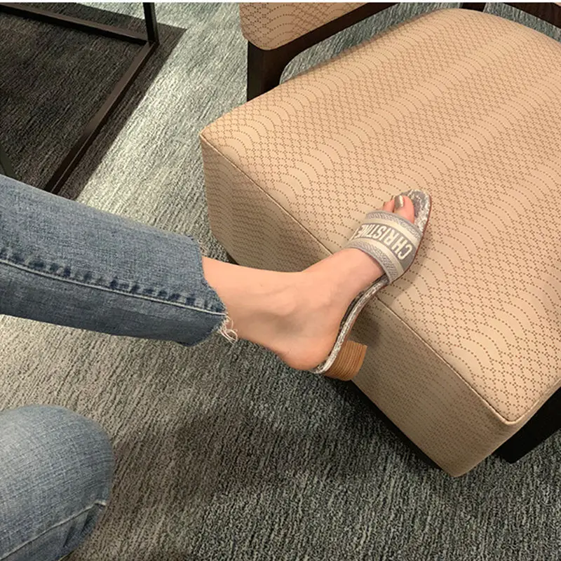 2021 Summer Embroidered Chunky Heel Slippers Women's Fashion Outerwear Beach Slippers
2021 Summer Embroidered Chunky Heel Slippers Women's Fashion Outerwear Beach Slippers