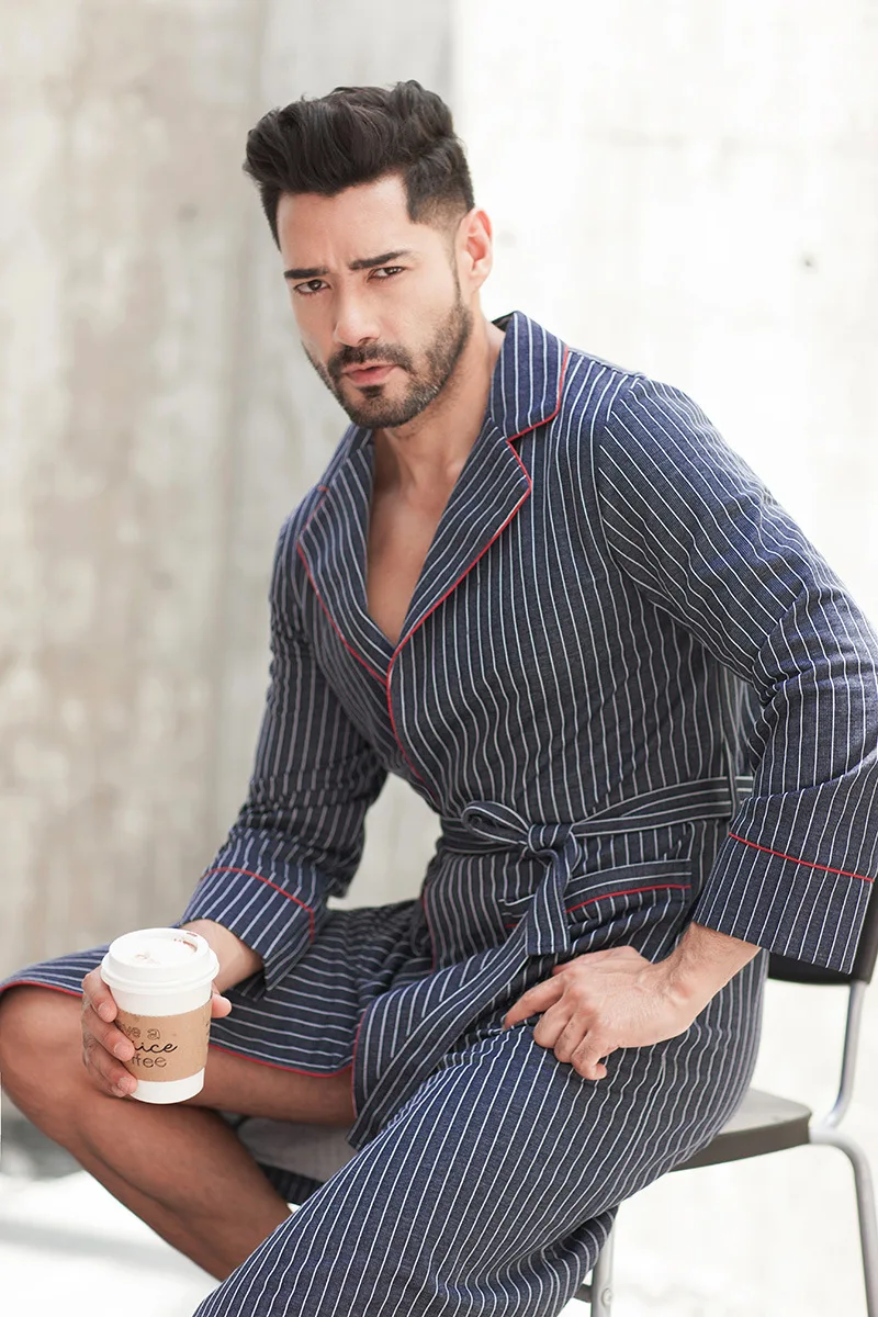 Women Bathrobe Long-sleeved Striped Classic Nightgown Couple Skin-friendly and Comfortable Men Sleepwear Fashion Women Home Wear
Women Bathrobe Long-sleeved Striped Classic Nightgown Couple Skin-friendly and Comfortable Men Sleepwear Fashion Women Home Wear
