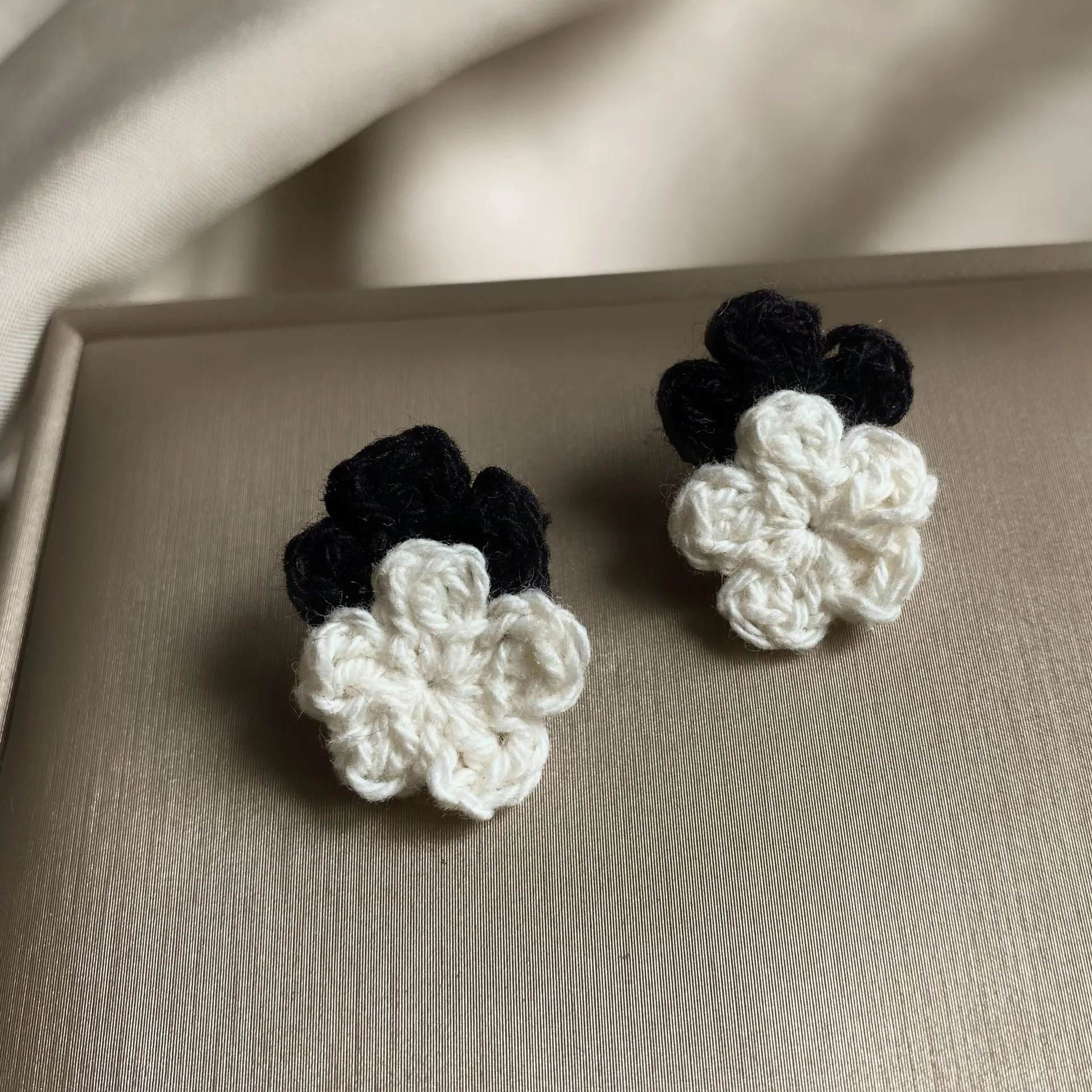2021 new winter new color contrast black and white wool small flower earrings S925 silver needle simple and small earrings
2021 new winter new color contrast black and white wool small flower earrings S925 silver needle simple and small earrings