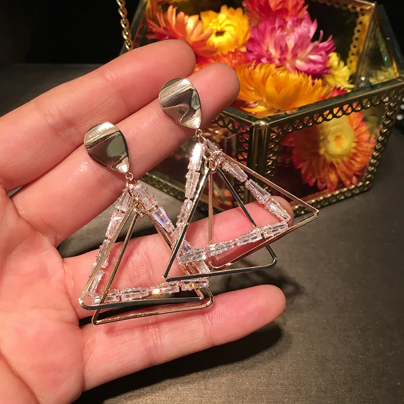 European American Three-Dimensional Triangle Earrings Overlapping Hollow Designer Creative 2020 New Earrings For Women Nightclub
European American Three-Dimensional Triangle Earrings Overlapping Hollow Designer Creative 2020 New Earrings For Women Nightclub