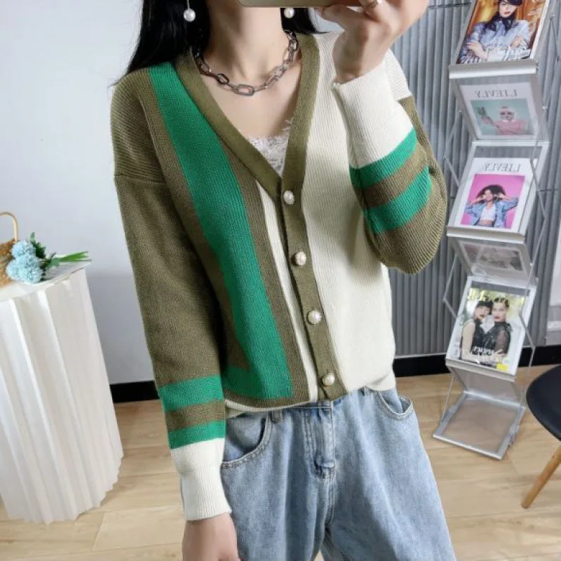 New Color Matching Knitted Cardigan Women's Knitted V-neck Coat 2021 Spring and Autumn Korean Fashion Harajuku Loose Green Coat
New Color Matching Knitted Cardigan Women's Knitted V-neck Coat 2021 Spring and Autumn Korean Fashion Harajuku Loose Green Coat