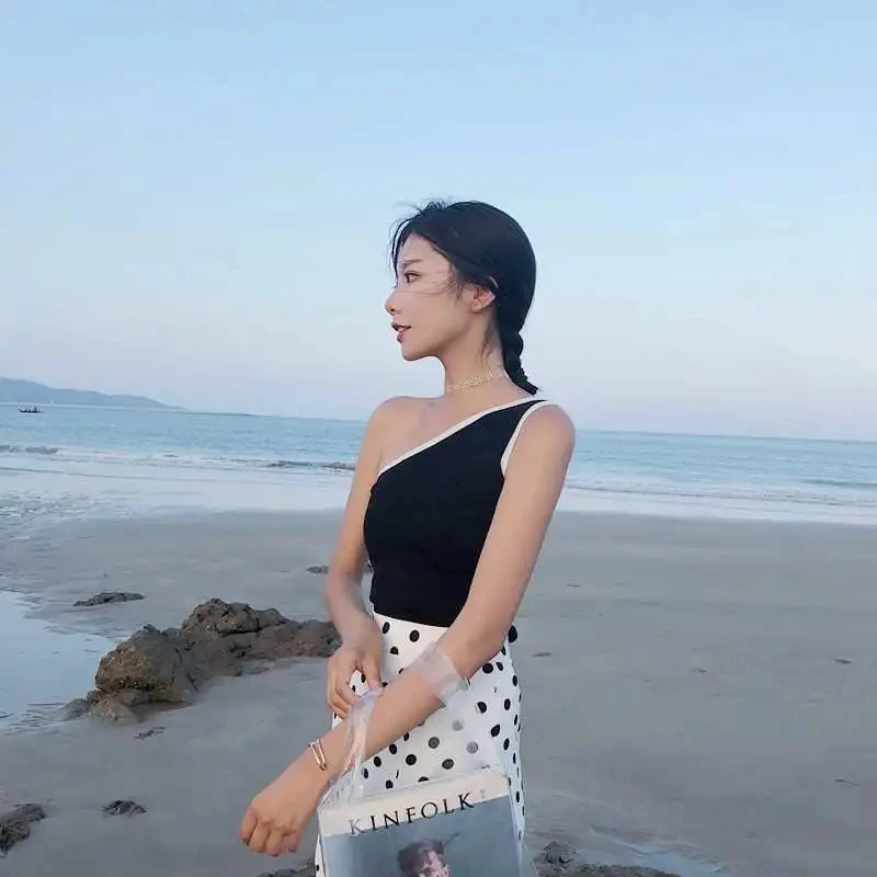 women's tops 2021summer new white sexy Creativity vest Show thin personality female Sleeveles vests
women's tops 2021summer new white sexy Creativity vest Show thin personality female Sleeveles vests