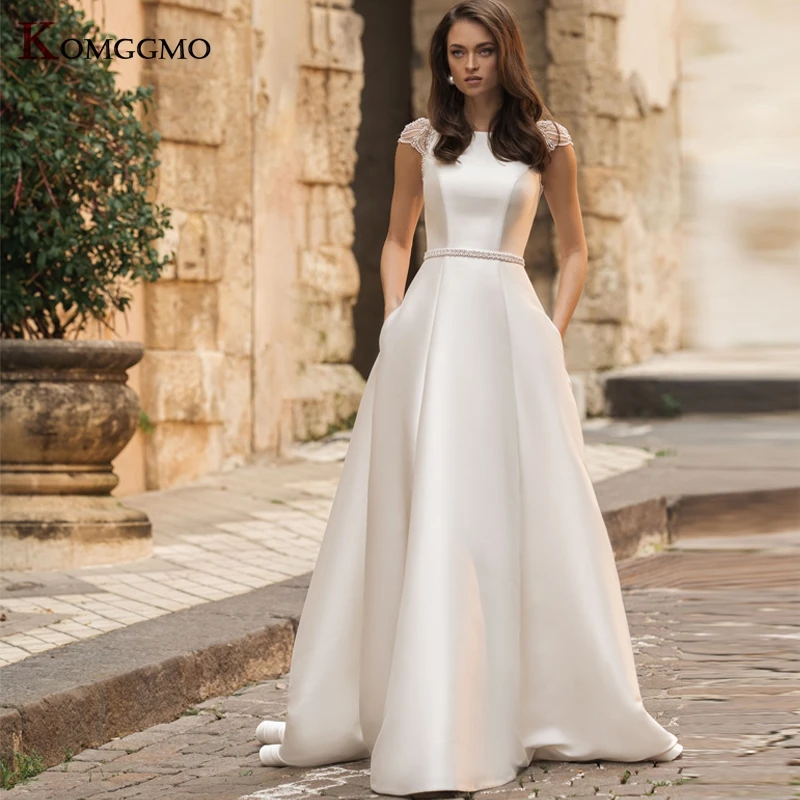 Custom Made Cap Sleeve Court Train Beading Bridal Ball Gown 2022 New Arrival Button Back O-Neck Satin Wedding Dress for Women
Custom Made Cap Sleeve Court Train Beading Bridal Ball Gown 2022 New Arrival Button Back O-Neck Satin Wedding Dress for Women