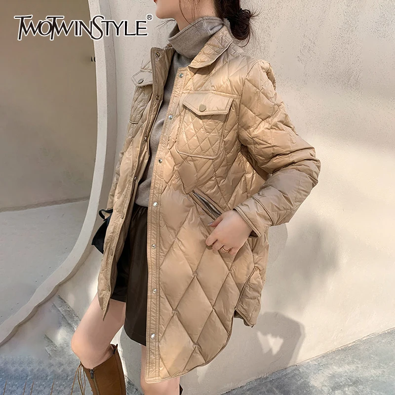 Женский однотонный пуховик TWOTWINSTYLE, зимний, Черный пуховик с отложным воротником и длинными рукавами, высокая талия, 2021
Женский однотонный пуховик TWOTWINSTYLE, зимний, Черный пуховик с отложным воротником и длинными рукавами, высокая талия, 2021
