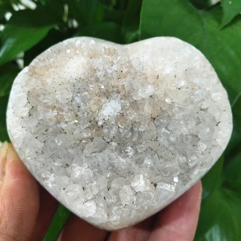 Natural agate crystal clusters of loving mineral specimens rare and beautiful heart-shaped stones
Natural agate crystal clusters of loving mineral specimens rare and beautiful heart-shaped stones