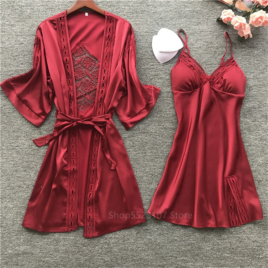2020 Women Robe Gown 2Pcs Sets Satin Pajamas Embroidery Hollow Out Ladies Sexy Red Home Wear Night Dress with Chest Pads
2020 Women Robe Gown 2Pcs Sets Satin Pajamas Embroidery Hollow Out Ladies Sexy Red Home Wear Night Dress with Chest Pads