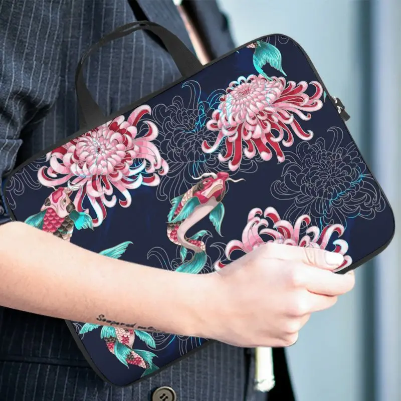Daisy Chrysanthemum Flowers Fish Laptop Bag Funny 3D Print Tablet Sleeve Anti-Scratch Polyester Notebook Handbag for Wife Husban
Daisy Chrysanthemum Flowers Fish Laptop Bag Funny 3D Print Tablet Sleeve Anti-Scratch Polyester Notebook Handbag for Wife Husban