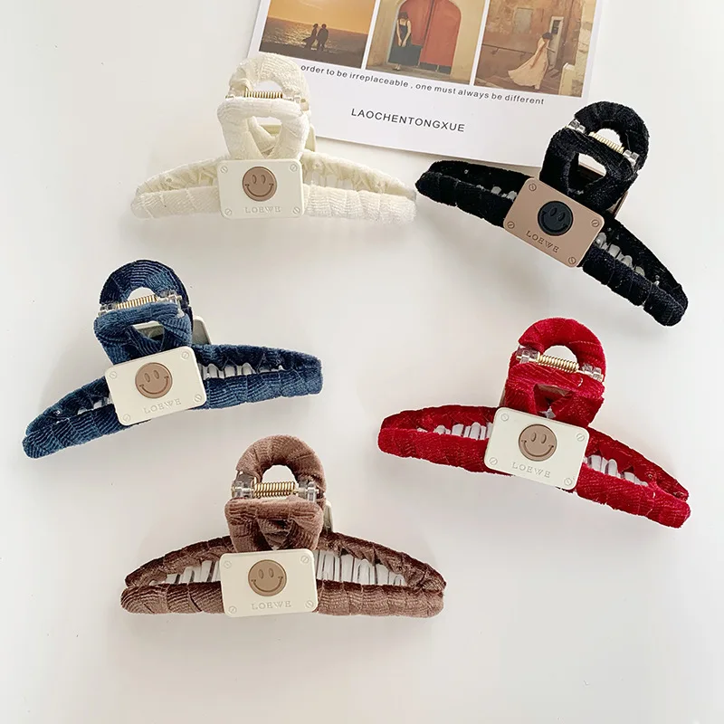 2021 New Velvet Clip Solid Color Smiley Face Women's Hair Clip Fashion Simple Shark Clip Headdress Hair Accessories
2021 New Velvet Clip Solid Color Smiley Face Women's Hair Clip Fashion Simple Shark Clip Headdress Hair Accessories