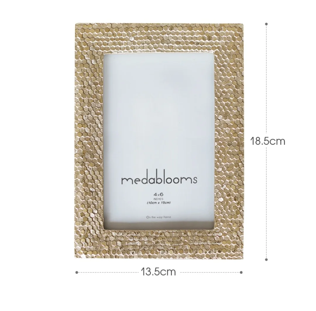6 Inch Modern Simple Golden Resin Photo Frame Living Room Ornaments
6 Inch Modern Simple Golden Resin Photo Frame Living Room Ornaments