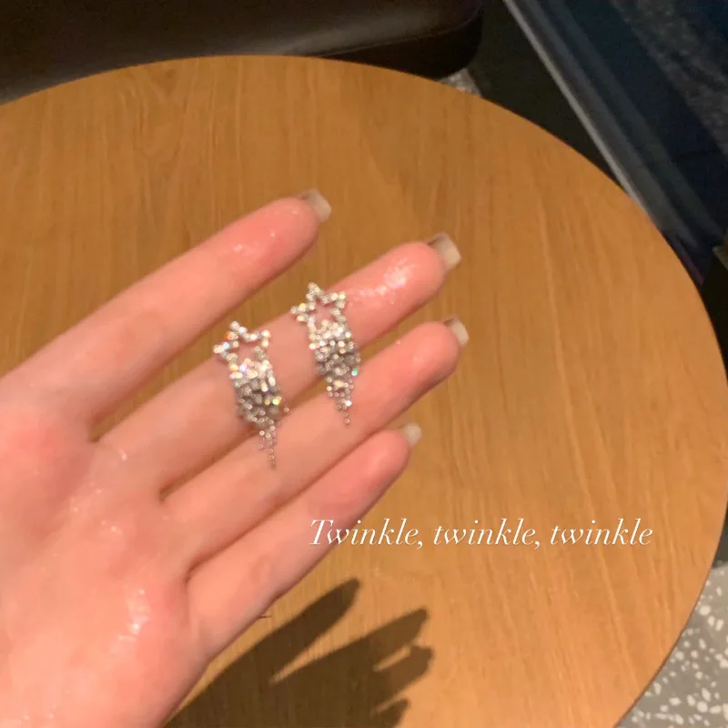 S925 silver needle tassel short rhinestone five-pointed star design earrings autumn and winter temperament earrings new female
S925 silver needle tassel short rhinestone five-pointed star design earrings autumn and winter temperament earrings new female