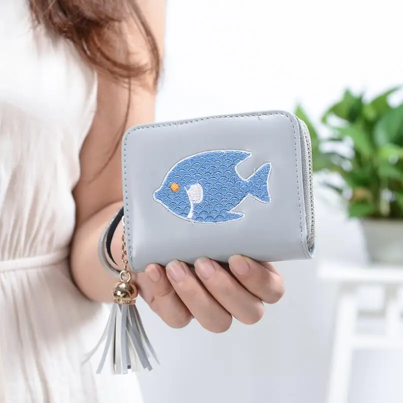 Женские кошельки с героями мультфильмов, короткий кошелек на молнии с кисточками, Дамский клатч, кошелек, новинка 2021, Простой Модный женский... 
Женские кошельки с героями мультфильмов, короткий кошелек на молнии с кисточками, Дамский клатч, кошелек, новинка 2021, Простой Модный женский...