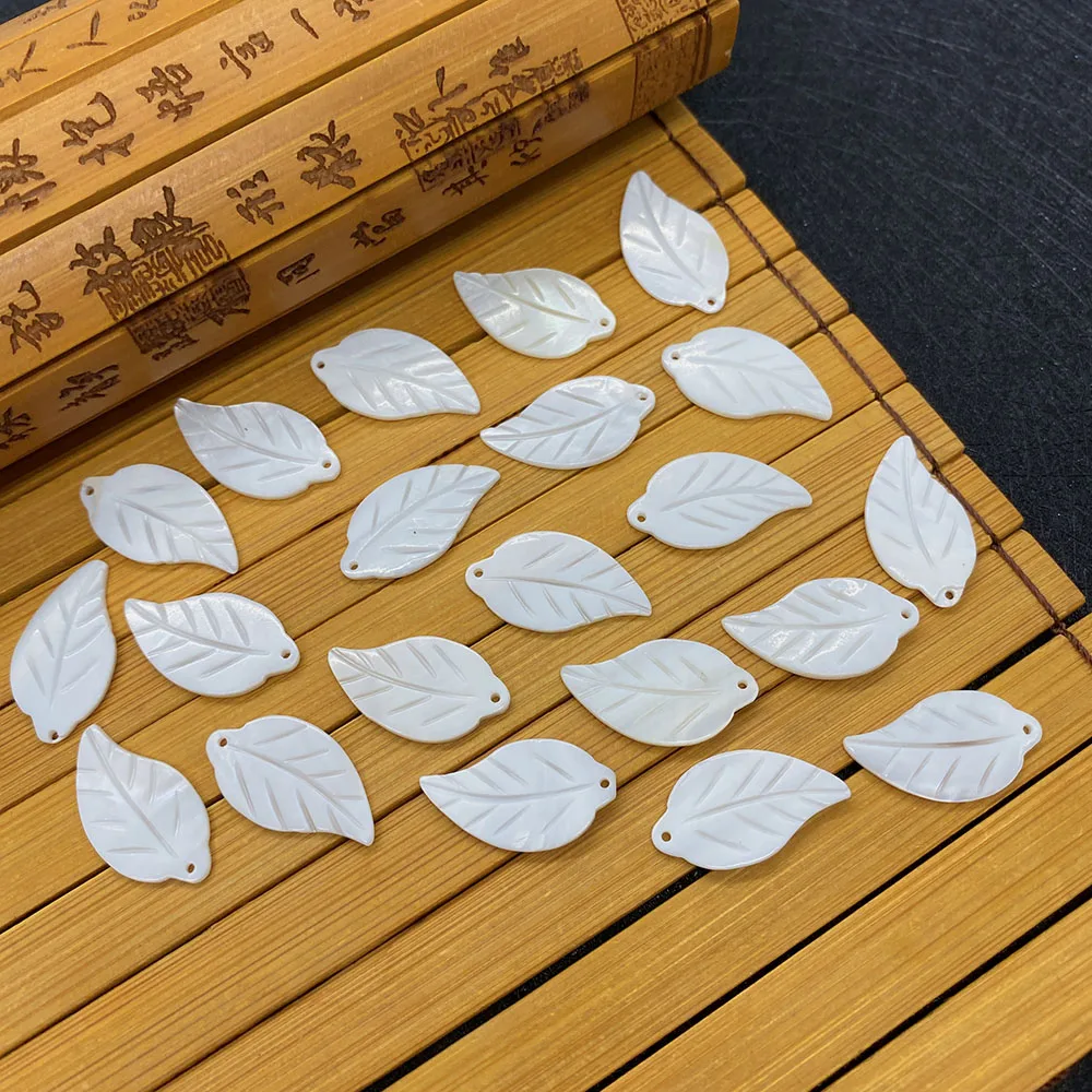 5 Pieces of Natural Freshwater Shell Pendant with White Leaf Shape Carved Pattern Perforation DIY To Make Exquisite Jewelry
5 Pieces of Natural Freshwater Shell Pendant with White Leaf Shape Carved Pattern Perforation DIY To Make Exquisite Jewelry