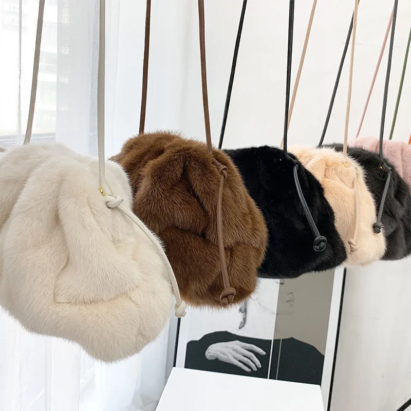 2021 New Bag Female Imported Mink Fur Hairy Cloud Bag Dumpling-shaped Bag Whole Mink One-shoulder Messenger Bag
2021 New Bag Female Imported Mink Fur Hairy Cloud Bag Dumpling-shaped Bag Whole Mink One-shoulder Messenger Bag