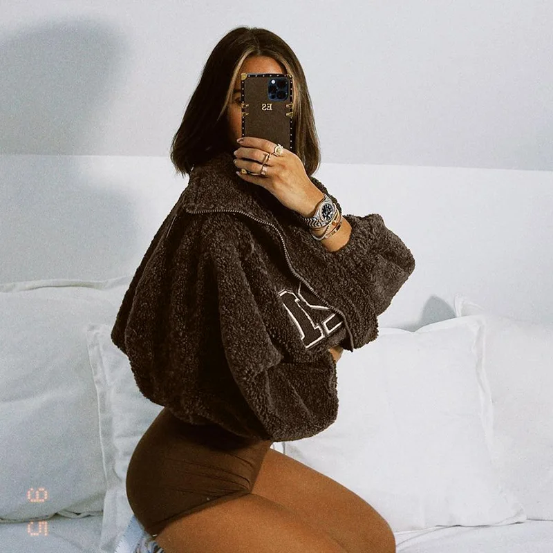 Solid Brown Plush Letter Print Loose Women Coat Long Sleeve Pocket Stand Collar Embroidery Female Tops Winter Casual Clothes
Solid Brown Plush Letter Print Loose Women Coat Long Sleeve Pocket Stand Collar Embroidery Female Tops Winter Casual Clothes