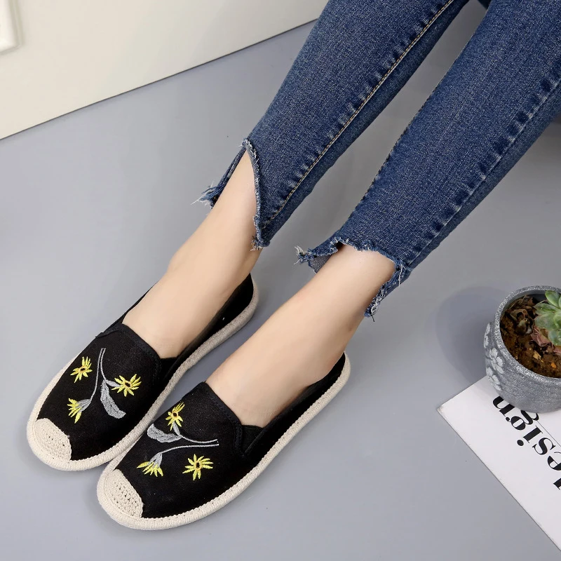 Women Summer Embroidered Canvas Fisherman Lazy Shoes Female Student Casual Flats Lightweight Breathable Soft Leisure Sport Shoes
Women Summer Embroidered Canvas Fisherman Lazy Shoes Female Student Casual Flats Lightweight Breathable Soft Leisure Sport Shoes
