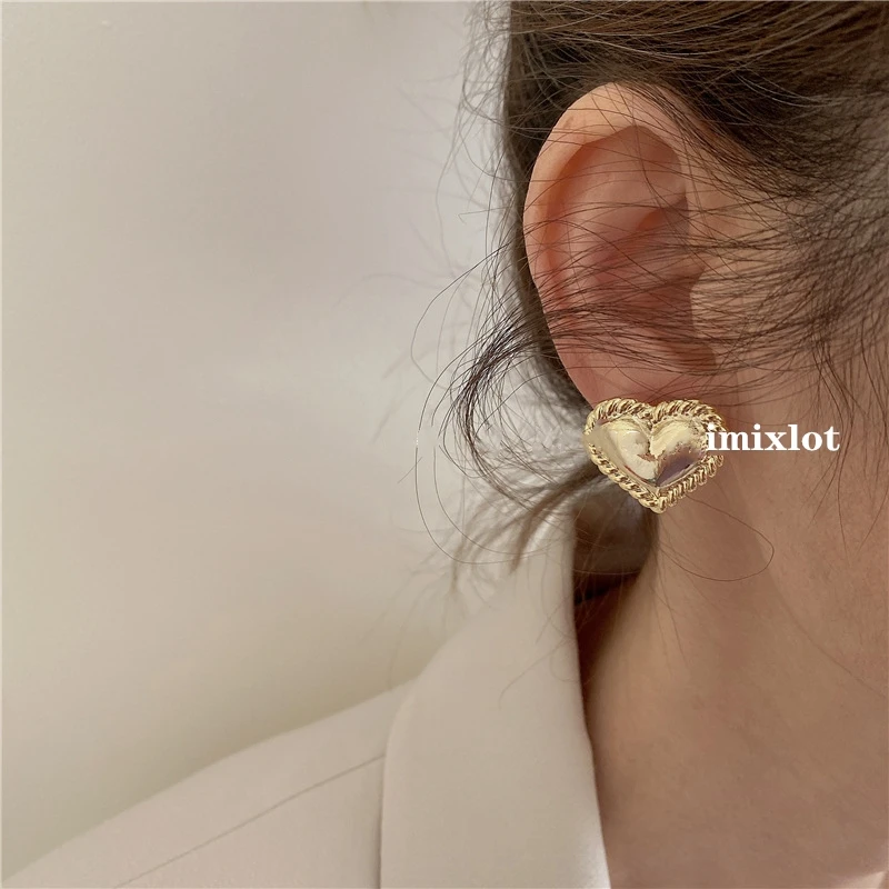 Korean retro gold silver color love heart stud earrings for woman girls Aesthetic Jewelry accessorie trendy christmas gifts
Korean retro gold silver color love heart stud earrings for woman girls Aesthetic Jewelry accessorie trendy christmas gifts