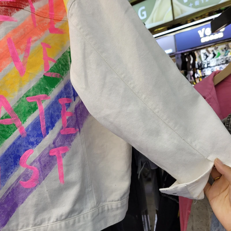 2021 Spring New White Denim Jacket Women Tie Dye Hand Painted Rainbow Letters Jeans Coat Female Streetwear Mujer Chaqueta G1161
2021 Spring New White Denim Jacket Women Tie Dye Hand Painted Rainbow Letters Jeans Coat Female Streetwear Mujer Chaqueta G1161