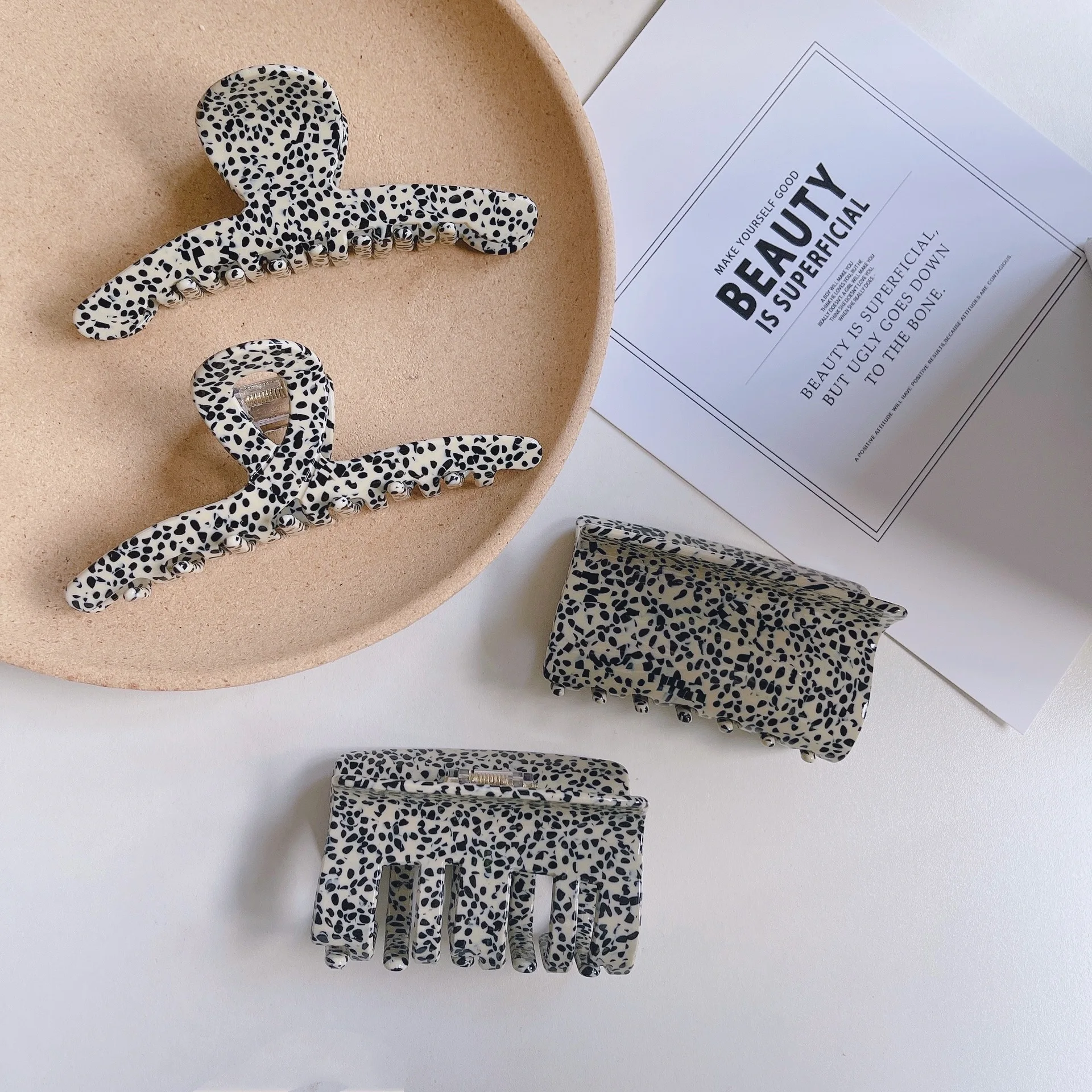 Заколка для волос из ацетата, черная, белая, женская заколка-краб для прически «конский хвост», аксессуар для волос
Заколка для волос из ацетата, черная, белая, женская заколка-краб для прически «конский хвост», аксессуар для волос