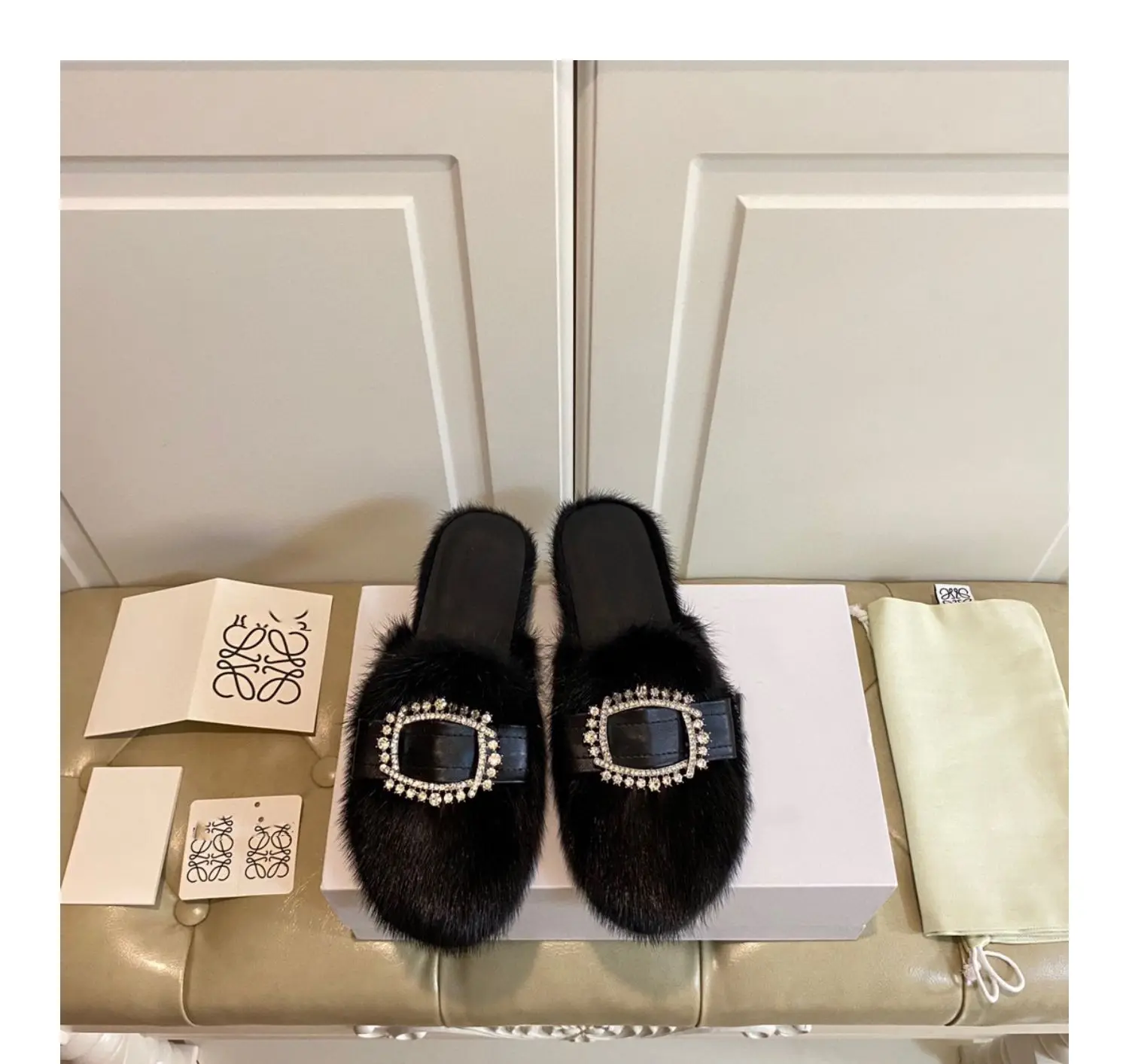 Outwear Rhinestone Flat Fwoman Slippers 2021 Fashion New All-match Casual Cute Furry Slippers Winter Autumn Comfortable Shoes
Outwear Rhinestone Flat Fwoman Slippers 2021 Fashion New All-match Casual Cute Furry Slippers Winter Autumn Comfortable Shoes
