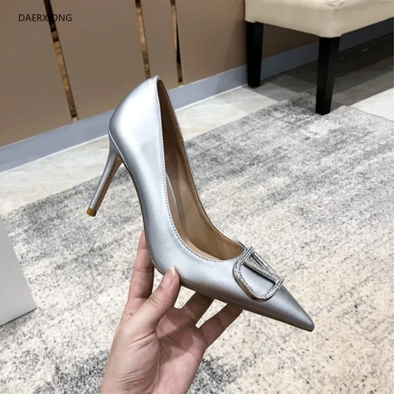 8.5cm women high heel sandal classics V logo brand women sandal 6cm genuine leather red wedding shoes pointed toe 34-42 no box
8.5cm women high heel sandal classics V logo brand women sandal 6cm genuine leather red wedding shoes pointed toe 34-42 no box