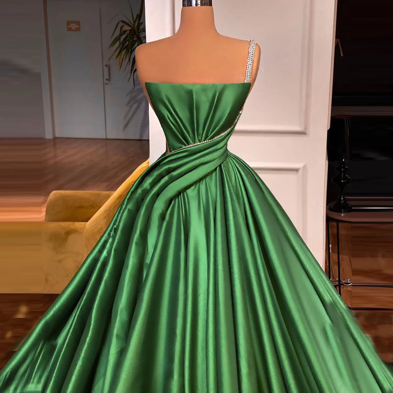 Green Elegant Exquisite Simple Women Dress One Shoulder A-Line Floor Length Evening Dress Dubai Ballgown Photography Prom Dress
Green Elegant Exquisite Simple Women Dress One Shoulder A-Line Floor Length Evening Dress Dubai Ballgown Photography Prom Dress