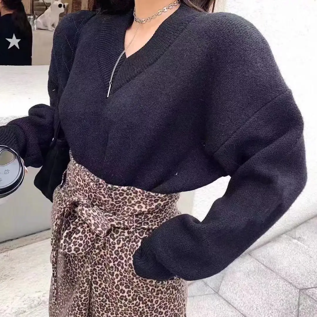 The latest fashion style in autumn/winter is v-neck pullover sweater, loose and comfortable sweater for women, free of
The latest fashion style in autumn/winter is v-neck pullover sweater, loose and comfortable sweater for women, free of