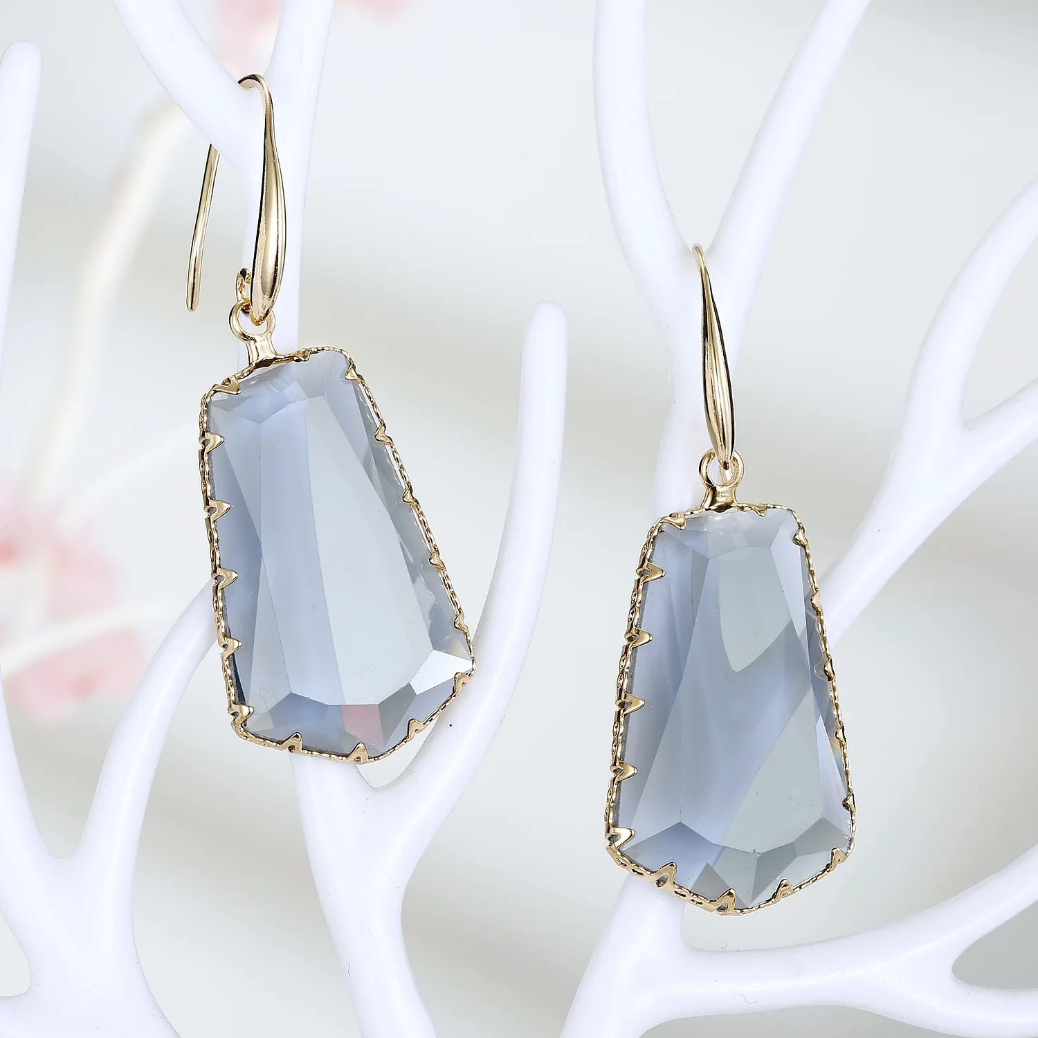 Exaggerated Trapezoidal Crystal Earrings For Women Irregular Temperament Crystal Earrings Edging Glass Earrings Earring Korean
Exaggerated Trapezoidal Crystal Earrings For Women Irregular Temperament Crystal Earrings Edging Glass Earrings Earring Korean