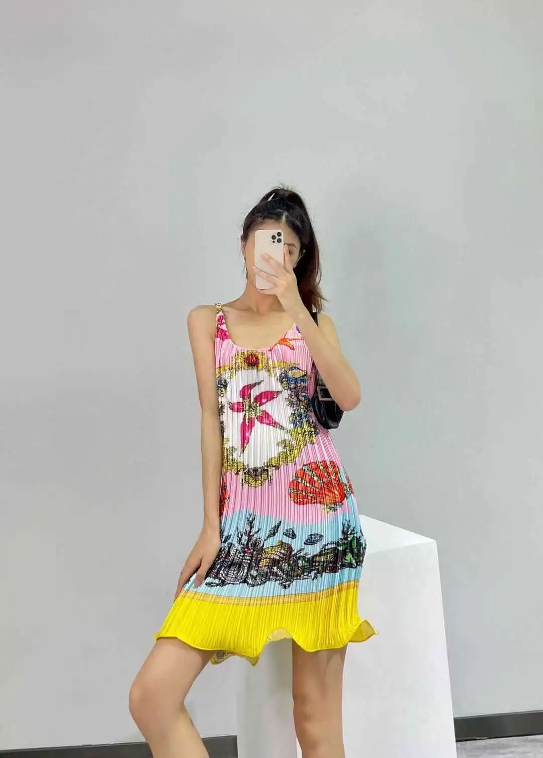 2021 Autumn Runway Spaghetti Strap Mini Dress Women's Sleeveless Floral Print Slash Neck Ruffles Dress
2021 Autumn Runway Spaghetti Strap Mini Dress Women's Sleeveless Floral Print Slash Neck Ruffles Dress