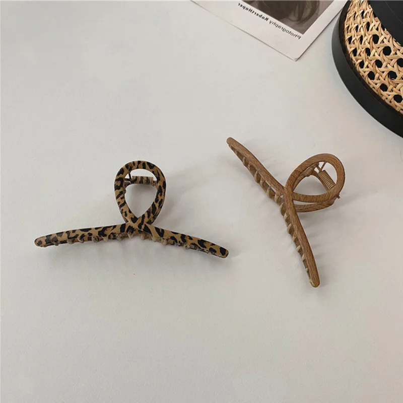 Vintage Leopard Print Grab Clip Large Resin Hair Claws Clip for Women Girl Hair Accessories Hair Style Head Wear
Vintage Leopard Print Grab Clip Large Resin Hair Claws Clip for Women Girl Hair Accessories Hair Style Head Wear