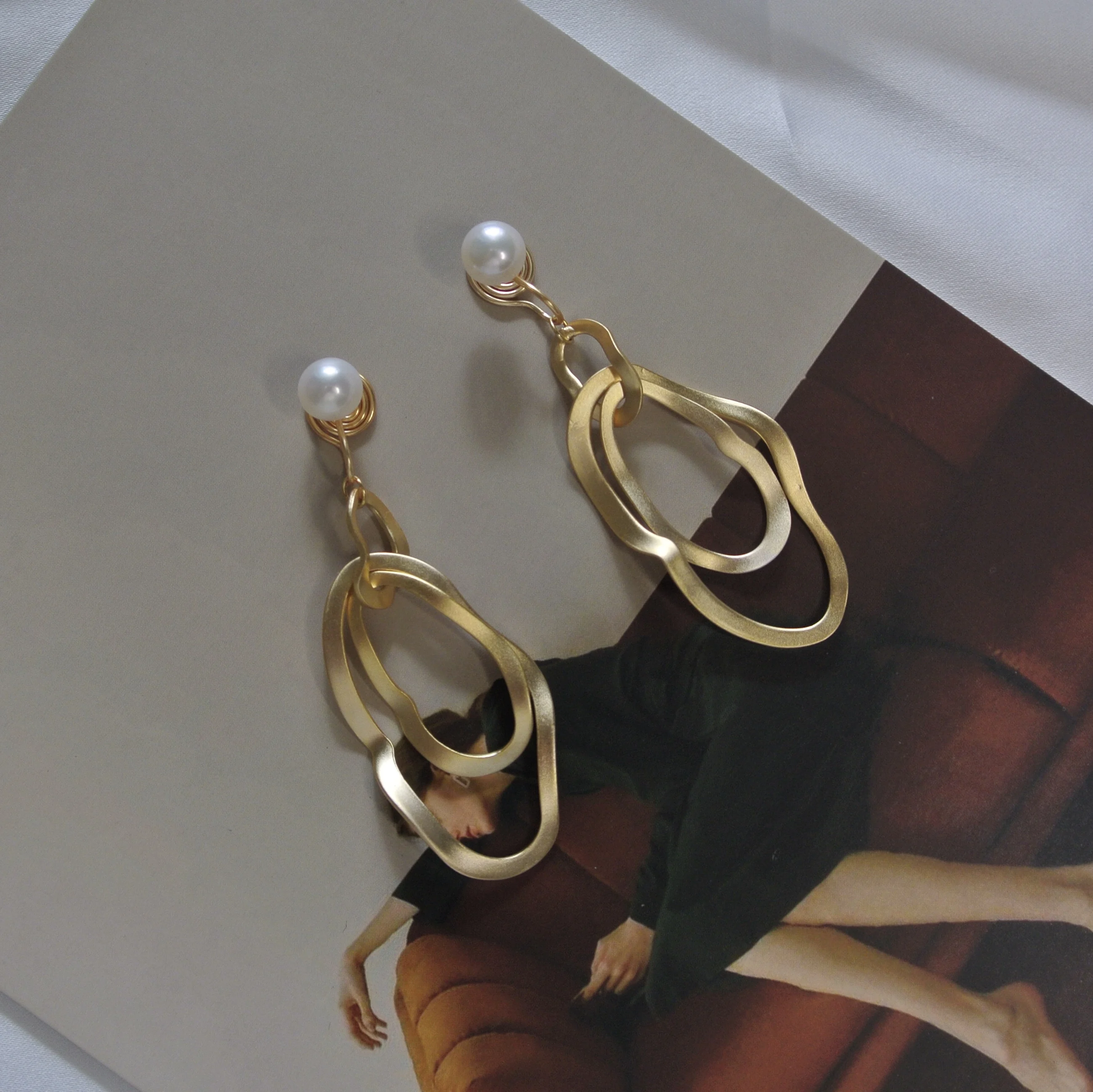 Сосредоточьтесь на не проколотых ушах ~ дизайнерские серьги Sense Elegance Retro Matte Золотой, геометрической формы простой холодный стиль рождествен...
Сосредоточьтесь на не проколотых ушах ~ дизайнерские серьги Sense Elegance Retro Matte Золотой, геометрической формы простой холодный стиль рождествен...