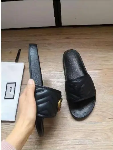 2020 summer leather slippers men and women printing couple net red outdoor Paris letters word drag beach shoes
2020 summer leather slippers men and women printing couple net red outdoor Paris letters word drag beach shoes