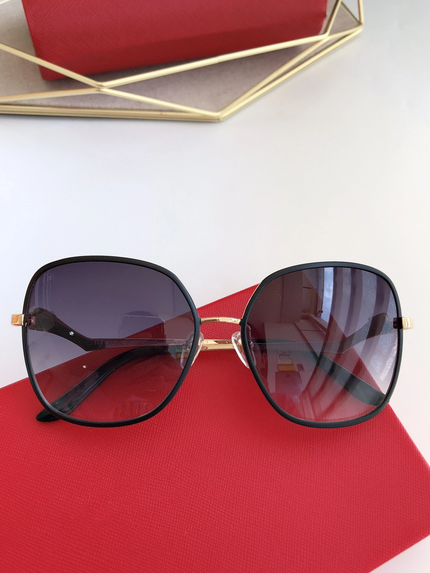 2022 брендовые дизайнерские женские металлические солнцезащитные очки высокое качество горячая Распродажа унисекс moldel с оригинальным чехло...
2022 брендовые дизайнерские женские металлические солнцезащитные очки высокое качество горячая Распродажа унисекс moldel с оригинальным чехло...