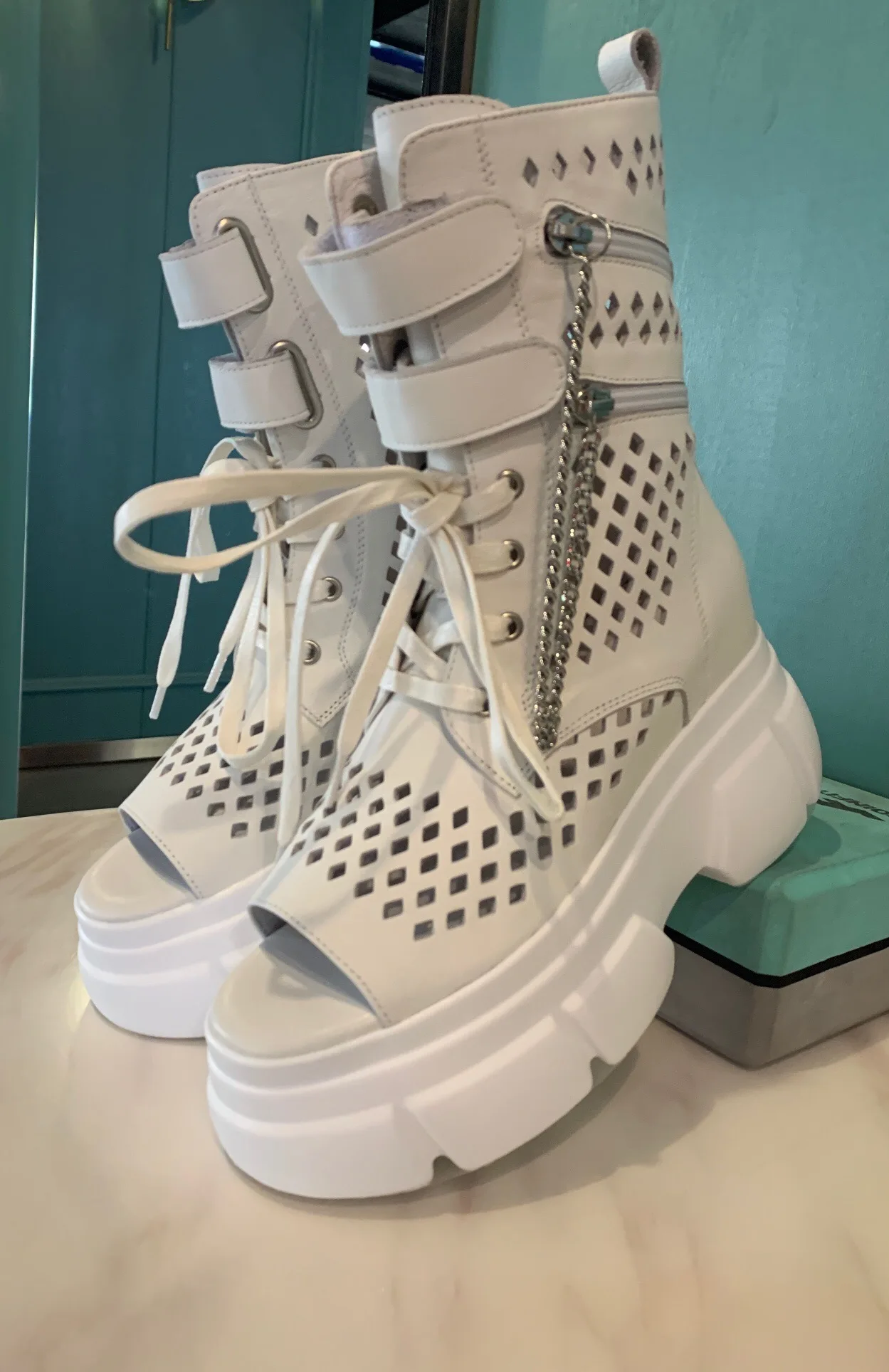 Женские летние полусапожки с открытым носком, сетчатые сандалии на высоком каблуке, модная обувь на платформе и толстой подошве, модель 2021 г...
Женские летние полусапожки с открытым носком, сетчатые сандалии на высоком каблуке, модная обувь на платформе и толстой подошве, модель 2021 г...