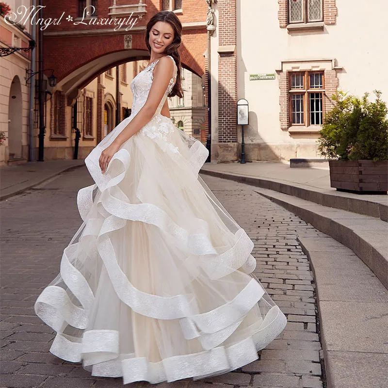 LuxuryA-Line Wedding Dresses Sleeveless Backless Lace Applique Charming Gowns Delicate Layered Glitter Ruffle vestidos de novia
LuxuryA-Line Wedding Dresses Sleeveless Backless Lace Applique Charming Gowns Delicate Layered Glitter Ruffle vestidos de novia