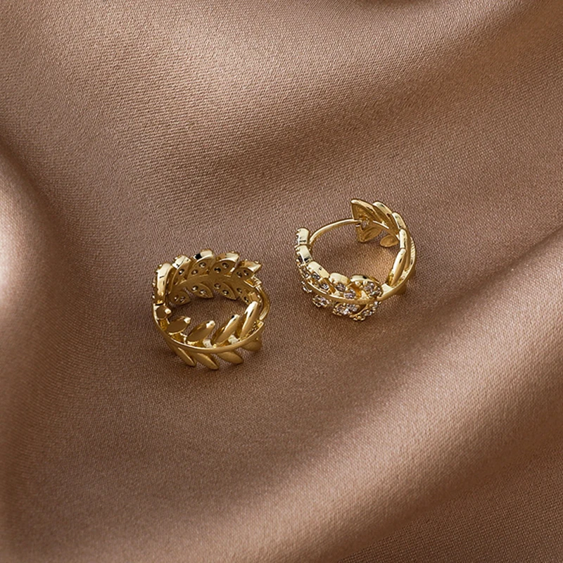 Luxury 14K Real Gold Plated Leaves Hoop Earrings for Women Temperament AAA Zirconia Wedding Party Gift Fine Jewelry Wholesale
Luxury 14K Real Gold Plated Leaves Hoop Earrings for Women Temperament AAA Zirconia Wedding Party Gift Fine Jewelry Wholesale