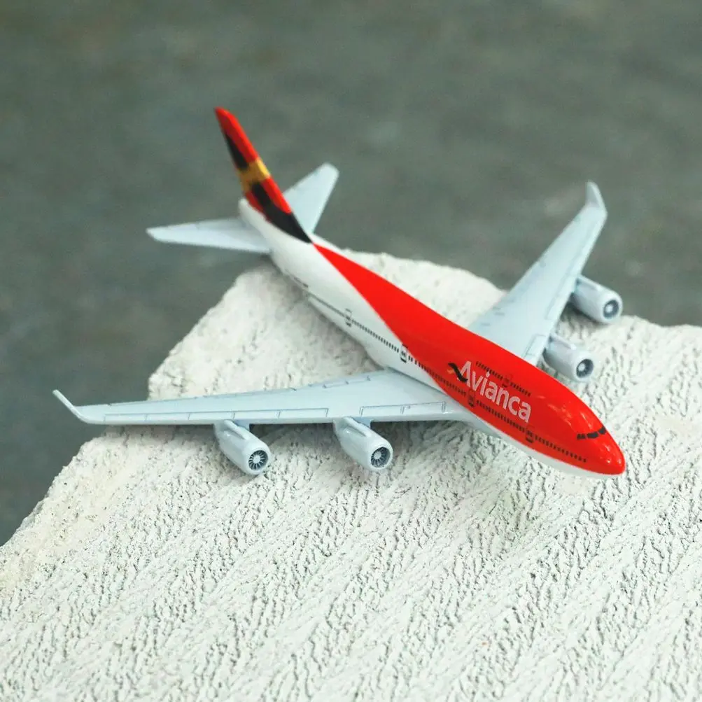 Колумбия Avianca Airlines B747 летательный аппарат сплав литье под давлением модель 15 см авиационный коллекционный миниатюрный орнамент Сувенирные ...
Колумбия Avianca Airlines B747 летательный аппарат сплав литье под давлением модель 15 см авиационный коллекционный миниатюрный орнамент Сувенирные ...