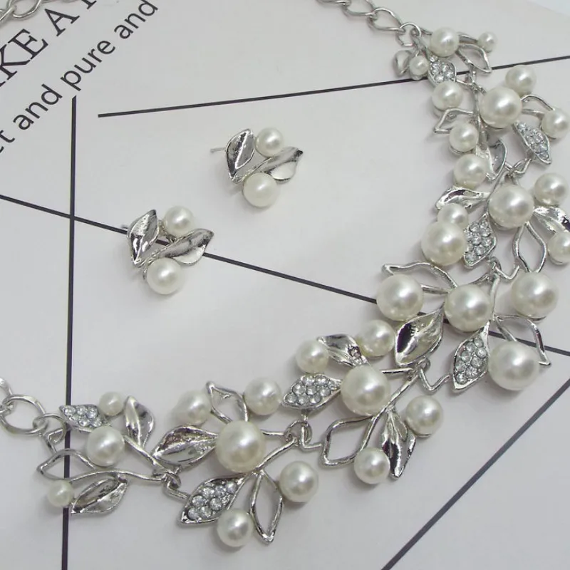 Trendy Sweater Chain for Women Earrings and Necklaces Set Metal Glitter Diamond Pearl Necklace Fashion Jewelry
Trendy Sweater Chain for Women Earrings and Necklaces Set Metal Glitter Diamond Pearl Necklace Fashion Jewelry