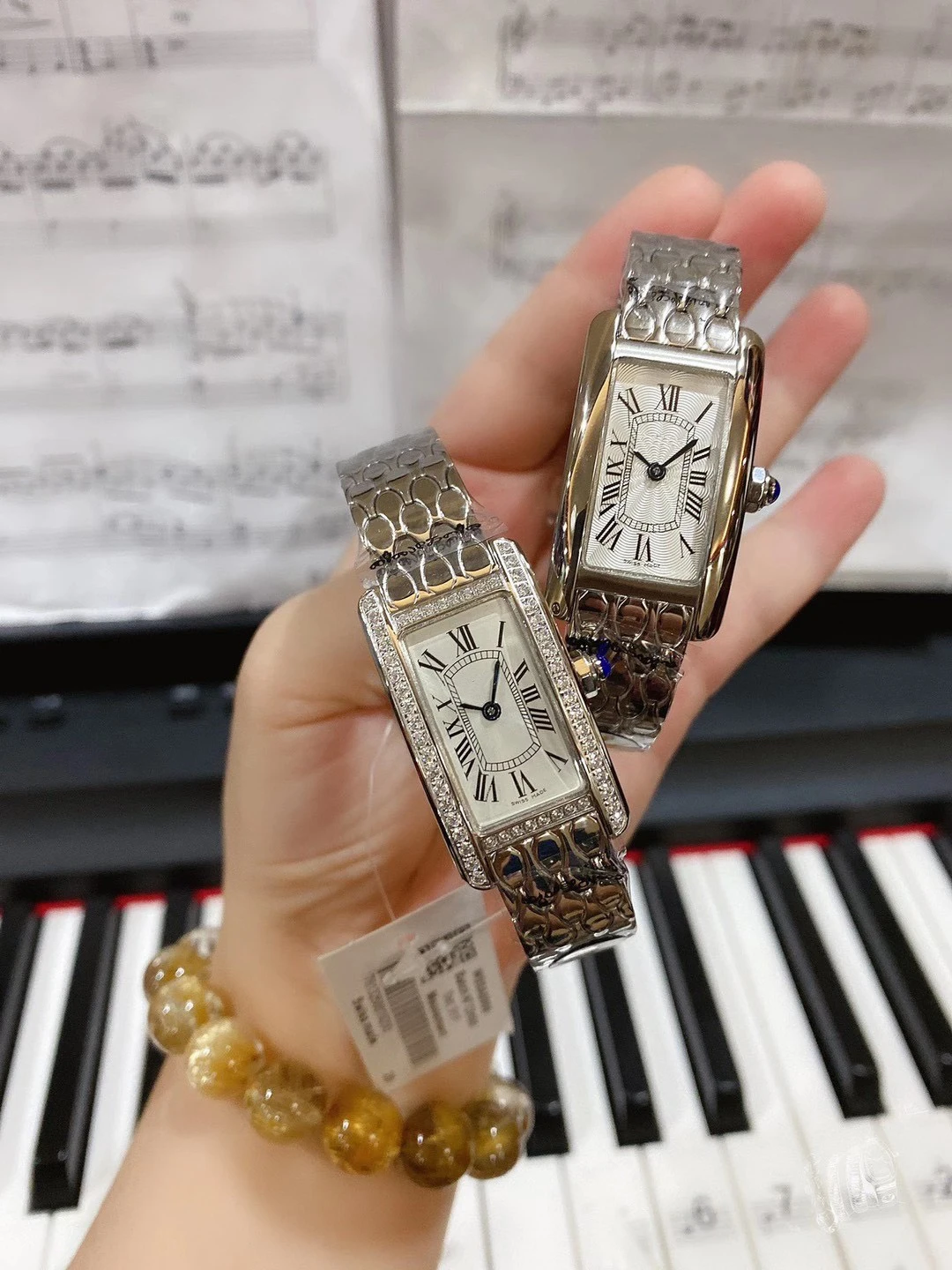 2020 New Luxury Brand Women Lady Silver White Quartz Watch Rectangle Stainless Steel Bracelet Diamonds Bezel Fish-scale Pattern
2020 New Luxury Brand Women Lady Silver White Quartz Watch Rectangle Stainless Steel Bracelet Diamonds Bezel Fish-scale Pattern