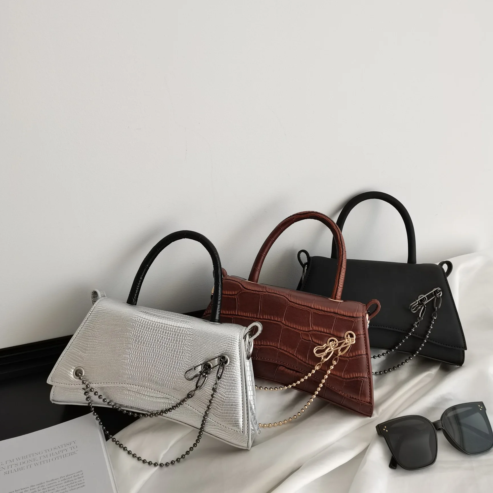 Metal Chain Half Moon Bag Niche Design Ladies Handbag 2021 Trend Triangle Pin Women Shoulder Bag Chain Ladies Messenger Bag
Metal Chain Half Moon Bag Niche Design Ladies Handbag 2021 Trend Triangle Pin Women Shoulder Bag Chain Ladies Messenger Bag