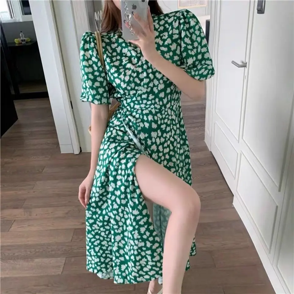 2021 new summer plus size women's retro green v-neck floral chiffon dress summer one-piece split long skirt
2021 new summer plus size women's retro green v-neck floral chiffon dress summer one-piece split long skirt